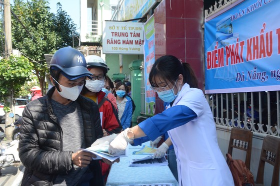 Sở Y tế Đà Nẵng phát 3000 khẩu trang và 500 bộ tờ rơi tuyên truyền