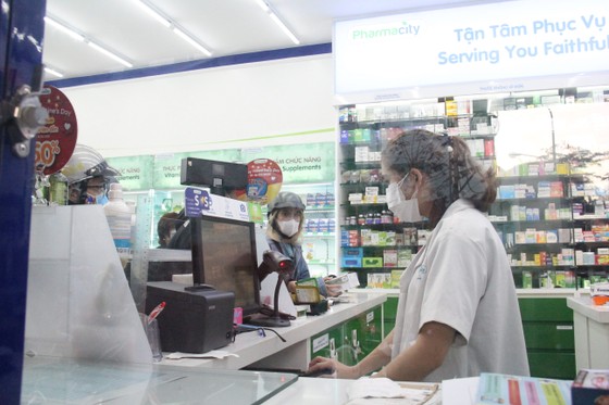 Người dân Đà Nẵng xếp hàng trật tự chờ mua khẩu trang phòng dịch ảnh 2
