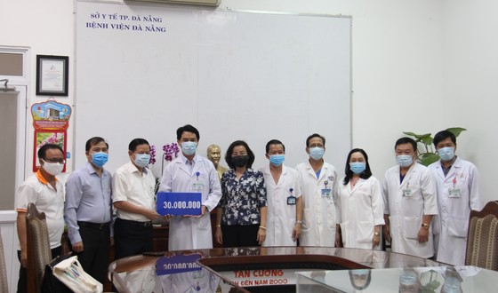 Hội Nhà báo thành phố Đà Nẵng vừa tổ chức trao tặng 30 triệu đồng và một số nhu yếu phẩm cho bệnh viện Đà Nẵng
