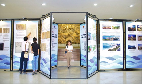 Hơn 200 tài liệu tại triển lãm “Đô thị biển Đà Nẵng qua tài liệu lưu trữ” ảnh 1