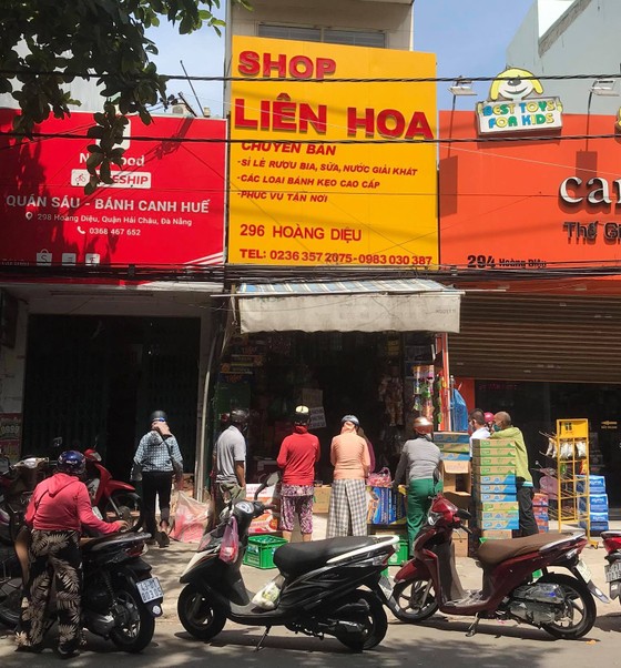 Người dân Đà Nẵng đổ xô mua hàng tích trữ dù hàng hóa không khan hiếm ảnh 2