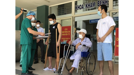 Các bệnh nhân nhận giấy ra viện tại Bệnh viện dã chiến Hoà Vang
