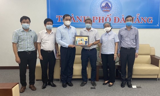 UBND TP Đà Nẵng gừi lời cảm ơn và tặng quà lưu niệm cho Đoàn công tác