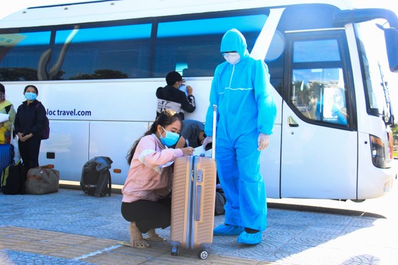 Hơn 700 người Quảng Ngãi kẹt ở "tâm dịch" Đà Nẵng được về quê ảnh 4