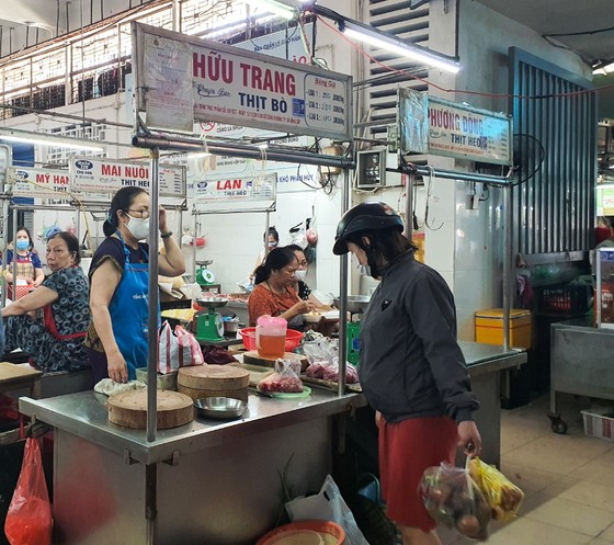 Tại chợ Hàn, chợ đạt “Mô hình chợ đảm bảo đủ điều kiện ATTP”, các sản phẩm thịt gia súc, gia cầm phải có sự kiểm soát và chứng nhận ATTP của cơ quan chức năng và có niêm yết giá
