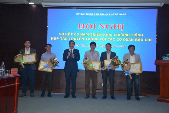 Chủ tịch UBND TP Đà Nẵng trao tặng bằng khen cho đại diện văn phòng Báo Sài Gòn Giải Phóng tại miền Trung đã có thành tích xuất sắc trong triển khai chương trình hợp tác truyền thông với các cơ quan báo chí giai đoạn 2017 - 2020