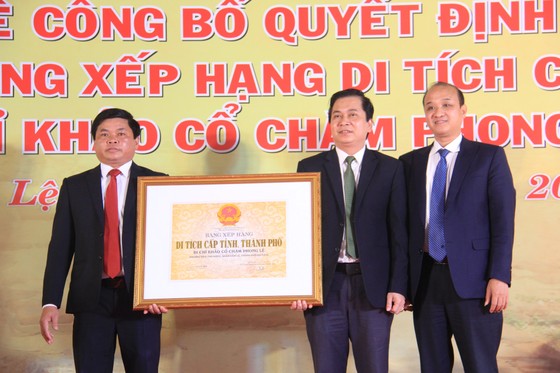 Phó Chủ tịch UBND thành phố Đà Nẵng Lê Quang Nam trao bằng xếp hạng cấp thành phố Di chỉ khảo cổ Chăm Phong Lệ