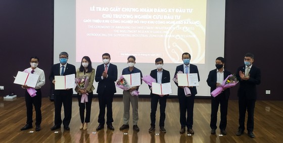 Phó Chủ tịch Thường trực UBND TP Đà Nẵng Hồ Kỳ Minh trao 6 Giấy Chứng nhận đăng ký đầu tư và 1 chủ trương nghiên cứu đầu tư cho các doanh nghiệp