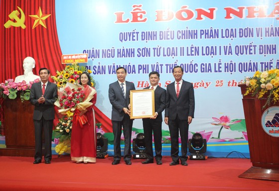Ông Lê Trung Chinh, Chủ tịch UBND TP Đà Nẵng trao Quyết định đơn vị hành chính loại I