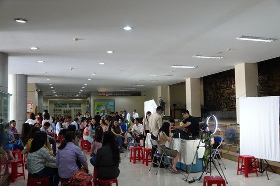 Hơn 400 người là phóng viên nhà báo, người làm báo và thân nhân tham gia thực hiện làm CCCD lưu động đặt tại Bảo tàng Đà Nẵng