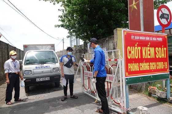 Khai báo y tế online tại lối vào thôn Nhơn Thọ 2, xã Hòa Phước