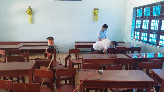 Giáo viên Trường THCS Nguyễn Tri Phương (xã Hòa Bắc, huyện Hoà Vang) vệ sinh lớp học, chuẩn bị điều kiện đón học sinh trở lại trường