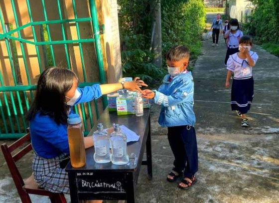 Học sinh Trường Tiểu học Hòa Bắc (xã Hòa Bắc, huyện Hòa Vang, TP Đà Nẵng) được hướng dẫn sát khuẩn tay trước khi vào lớp