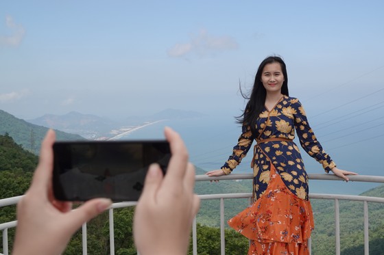 Đèo Hải Vân “hút” khách đến check-in vào dịp cuối tuần ảnh 12
