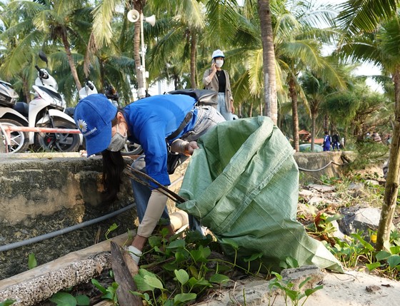 Hơn 650 người tham gia vệ sinh môi trường chào đón du khách ảnh 5