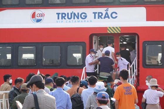 Những hành khách đầu tiên trên tuyến vận tải thủy Đà Nẵng - Lý Sơn ảnh 4