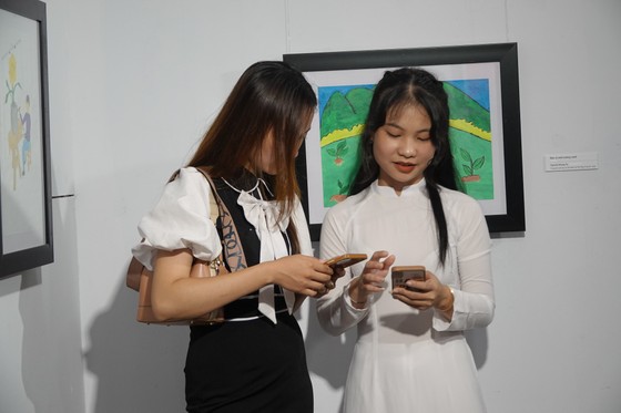 Đà Nẵng: Triển lãm “Nâng cánh ước mơ” của trẻ em mồ côi, khó khăn ảnh 4 Đà Nẵng: Triển lãm “Nâng cánh ước mơ” của trẻ em mồ côi, khó khăn ảnh 4