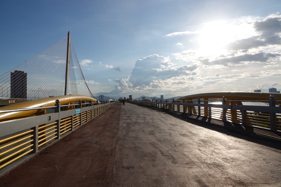 Ngày đầu cầu Nguyễn Văn Trỗi ở Đà Nẵng nâng, hạ nhịp phục vụ du khách ảnh 8