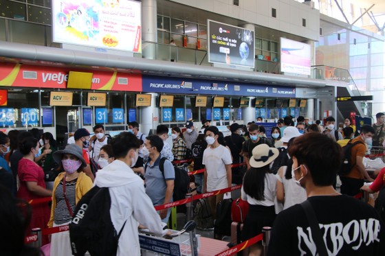 Sân bay chật kín người, số lượng chuyến bay cất và hạ cánh tăng cao trong ngày 31-8 ảnh 3
