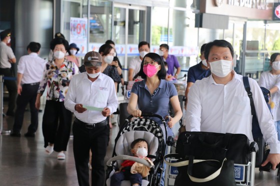 Sân bay chật kín người, số lượng chuyến bay cất và hạ cánh tăng cao trong ngày 31-8 ảnh 7