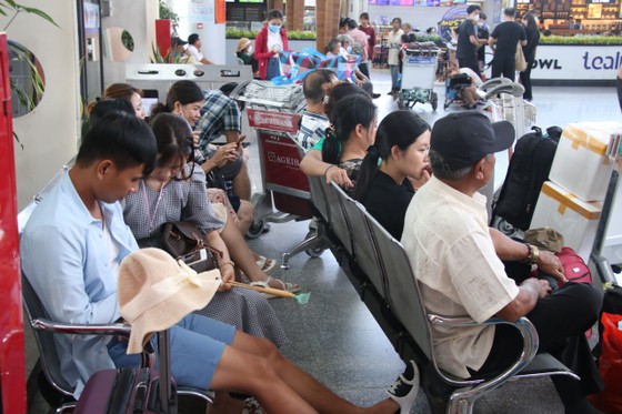 Sân bay chật kín người, số lượng chuyến bay cất và hạ cánh tăng cao trong ngày 31-8 ảnh 5