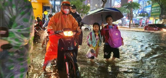 Mưa lớn gây ngập nặng các tuyến phố Đà Nẵng ảnh 3
