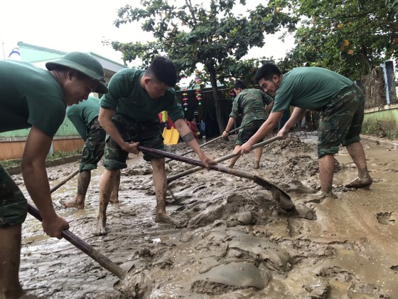 Đà Nẵng: Nhiều lực lượng tham gia khắc phục thiệt hại sau mưa lũ ảnh 12