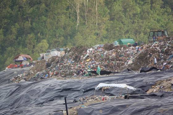 Tại bãi rác Khánh Sơn (quận Liên Chiểu), công nghệ xử lý rác vẫn là chôn lấp hợp vệ sinh
