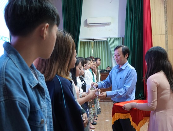 Lãnh đạo TP Đà Nẵng trao quà các em sinh viên sẽ học tập, sinh sống ở Đà Nẵng