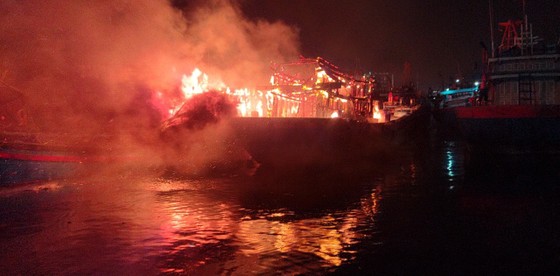 Hai tàu cá Quảng Ngãi bốc cháy khi đang neo đậu tại Âu thuyền Thọ Quang