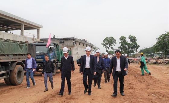 Ông Lê Trung Chinh, Chủ tịch UBND TP Đà Nẵng đi khảo sát tiến độ dự án xây dựng Trạm xử lý nước thải Hoà Xuân (quận Cẩm Lệ). Ảnh: XUÂN QUỲNH