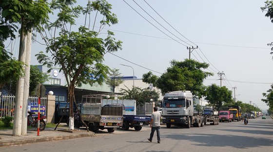 Một hàng xe trên đường số 1, Khu công nghiệp Hòa Cầm, quận Cẩm Lệ, TP Đà Nẵng. Ảnh: XUÂN QUỲNH