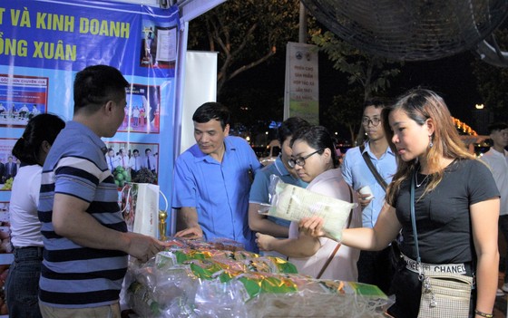 Phiên chợ được tổ chức tại công viên Apec thu hút người dân, du khách tham quan tại TP Đà Nẵng. Ảnh: XUÂN QUỲNH