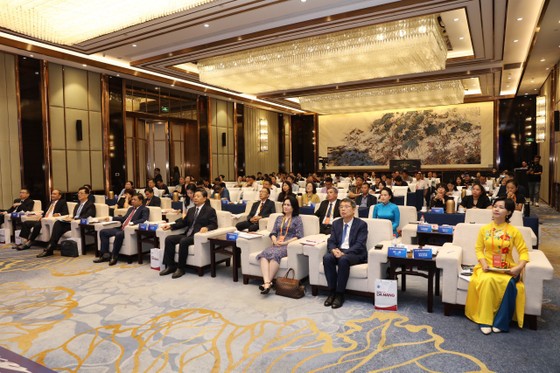 Hội thảo có hơn 100 đại biểu đến từ các hiệp hội, tập đoàn, công ty hoạt động trên nhiều lĩnh vực tại một số tỉnh, thành phố (Bắc Kinh, Quảng Châu, Tế Nam, Yên Đài…) tại Trung Quốc tham dự ảnh 2