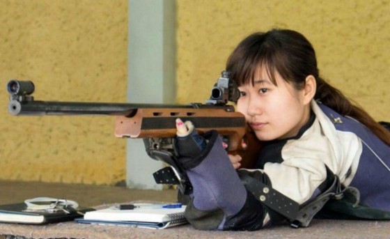 Xạ thủ xinh đẹp Đào Thu Trang (Hải Phòng) thi đấu nội dung súng trường nữ. Ảnh: THIÊN HOÀNG