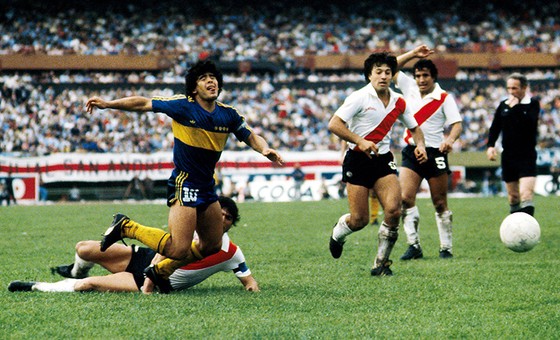 Maradona mang băng đội trưởng của Boca Juniors trong trận Siêu kinh điển đầu tiên với River Plate. Ảnh: These Football Times.