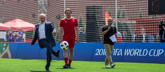 Nhận cú phát bóng từ chủ tịch Infantino, Tổng thống Putin sút bóng vào khung thành. Ảnh: FIFA