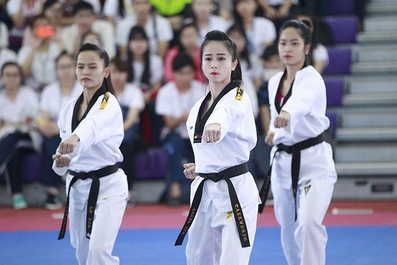 Châu Tuyết Vân (giữa) và các đồng đội ở đội tuyển quyền taekwondo nữ ra quân trong ngày 19-8. Ảnh: PHÚC NGUYỄN