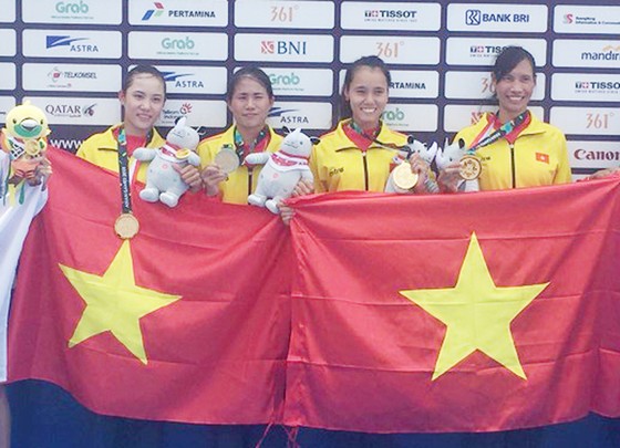 4 tay chèo nữ Việt Nam không giấu nổi hạnh phúc khi trở thành nhà vô địch Asiad 2018, tạo dấu ấn lịch sử cho rowing Việt Nam. Ảnh: NHẬT ANH