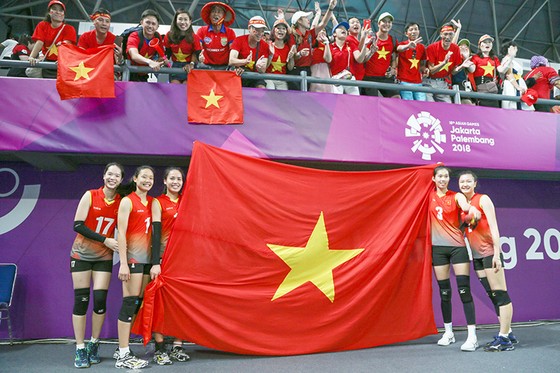Người hâm mộ Việt Nam đã đồng hành cùng đội tuyển bóng chuyền nữ trong chiến thắng 3-1 trước Indonesia. Ảnh: DŨNG PHƯƠNG