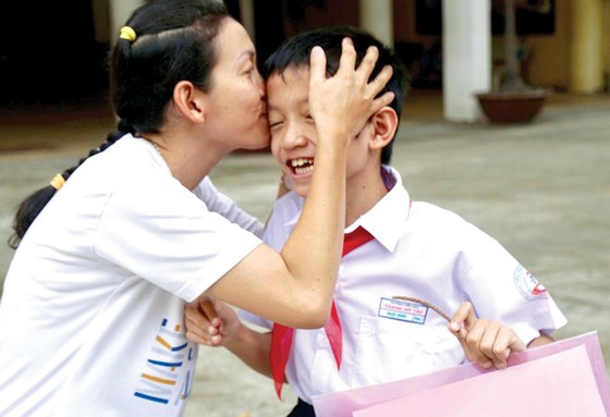 Mẹ và con sau buổi tuyển sinh vào lớp 6 Trường THPT Trần Đại Nghĩa. Ảnh: HOÀNG HÙNG