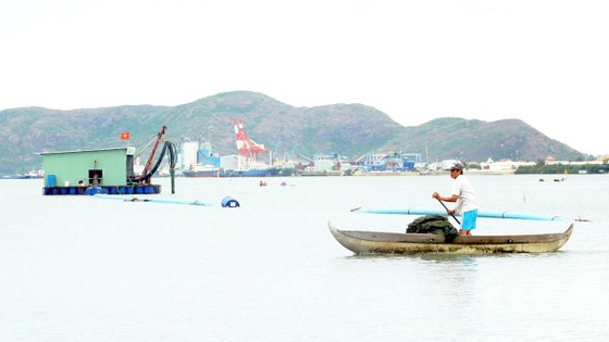 Ngư dân phường Đống Đa (TP Quy Nhơn) kêu cứu vì nạn hút cát ở đầm Thị Nại. Ảnh: NGỌC OAI