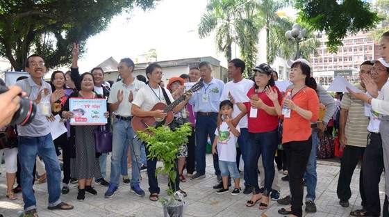 Các thành viên trong nhóm “Thích trồng cây”  họp mặt tại công viên Tao Đàn (quận 1, TPHCM)