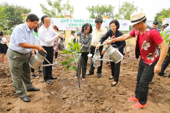  Bà Trương Thị Mai, Trưởng ban Dân vận Trung ương cùng các đại biểu thực hiện nghi thức trồng cây