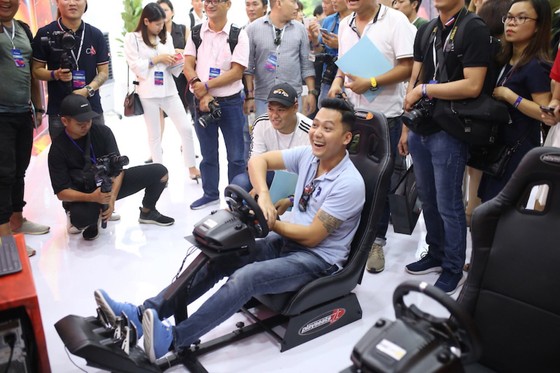 Người dân TPHCM hào hứng đua thử F1 tại Vietnam Motor Show