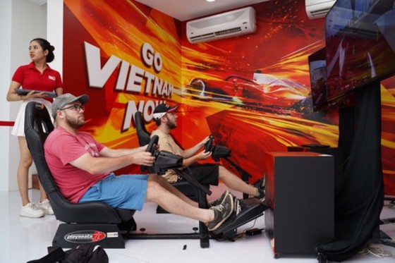 Người dân TPHCM hào hứng đua thử F1 tại Vietnam Motor Show ảnh 2