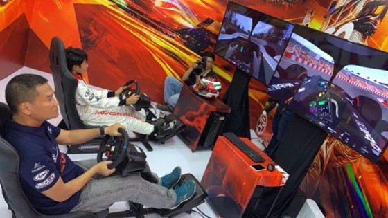 Người dân TPHCM hào hứng đua thử F1 tại Vietnam Motor Show ảnh 3