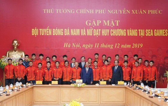 Thủ tướng cảm ơn các “ông bầu” bóng đá ảnh 1