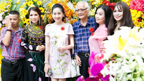 Nghệ sĩ Thái Ngọc Sơn và nhà báo Lữ Đắc Long (ngoài cùng) tại lễ khai mạc