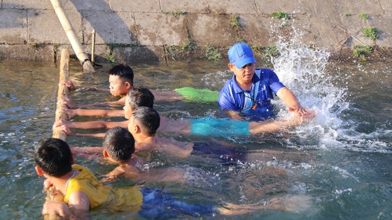 “Nắn dòng” kênh thủy lợi mở lớp dạy bơi miễn phí cho trẻ em ảnh 1 “Nắn dòng” kênh thủy lợi mở lớp dạy bơi miễn phí cho trẻ em ảnh 1